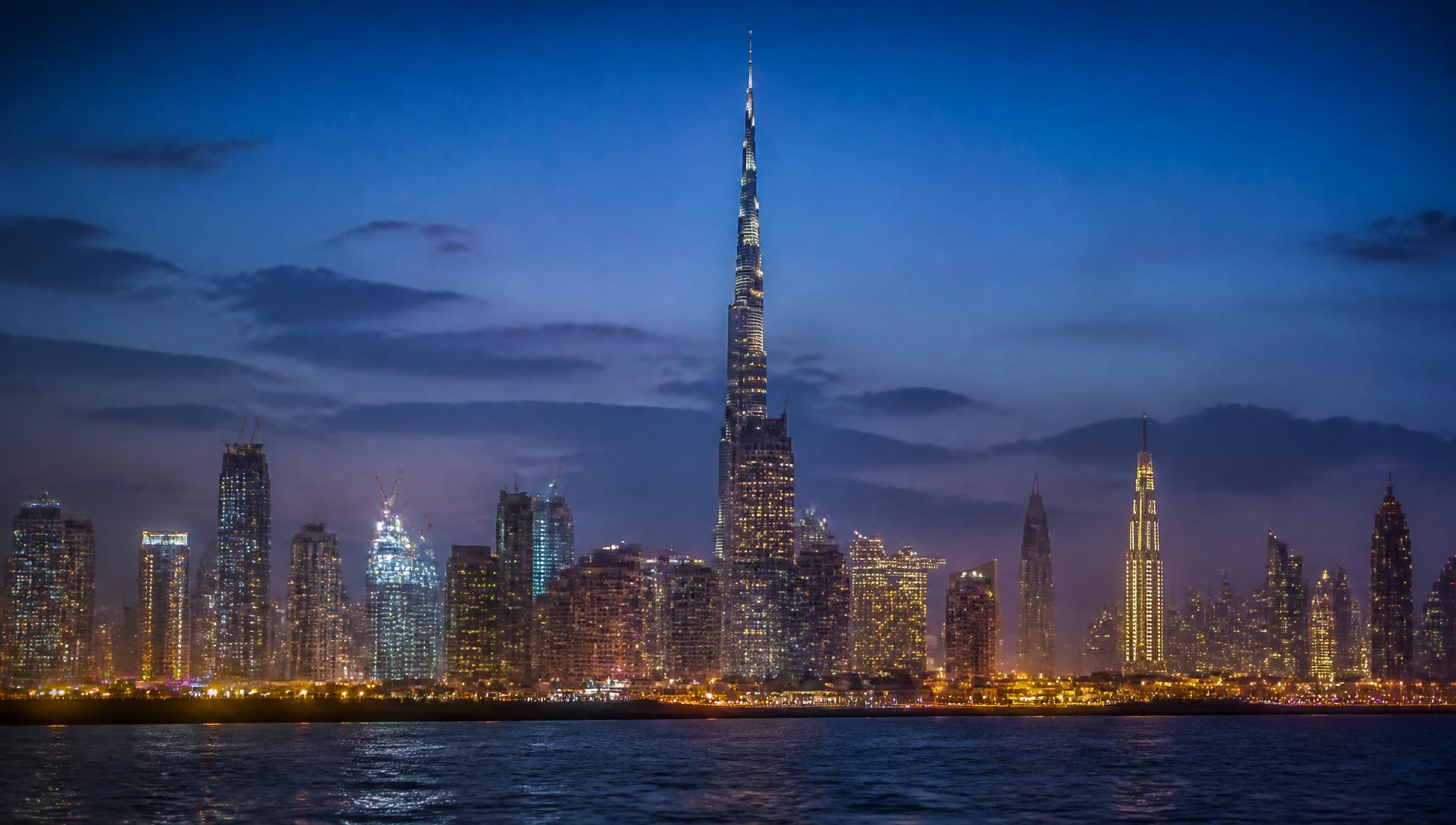 Skyline van Dubai bij zonsondergang met de Burj Khalifa